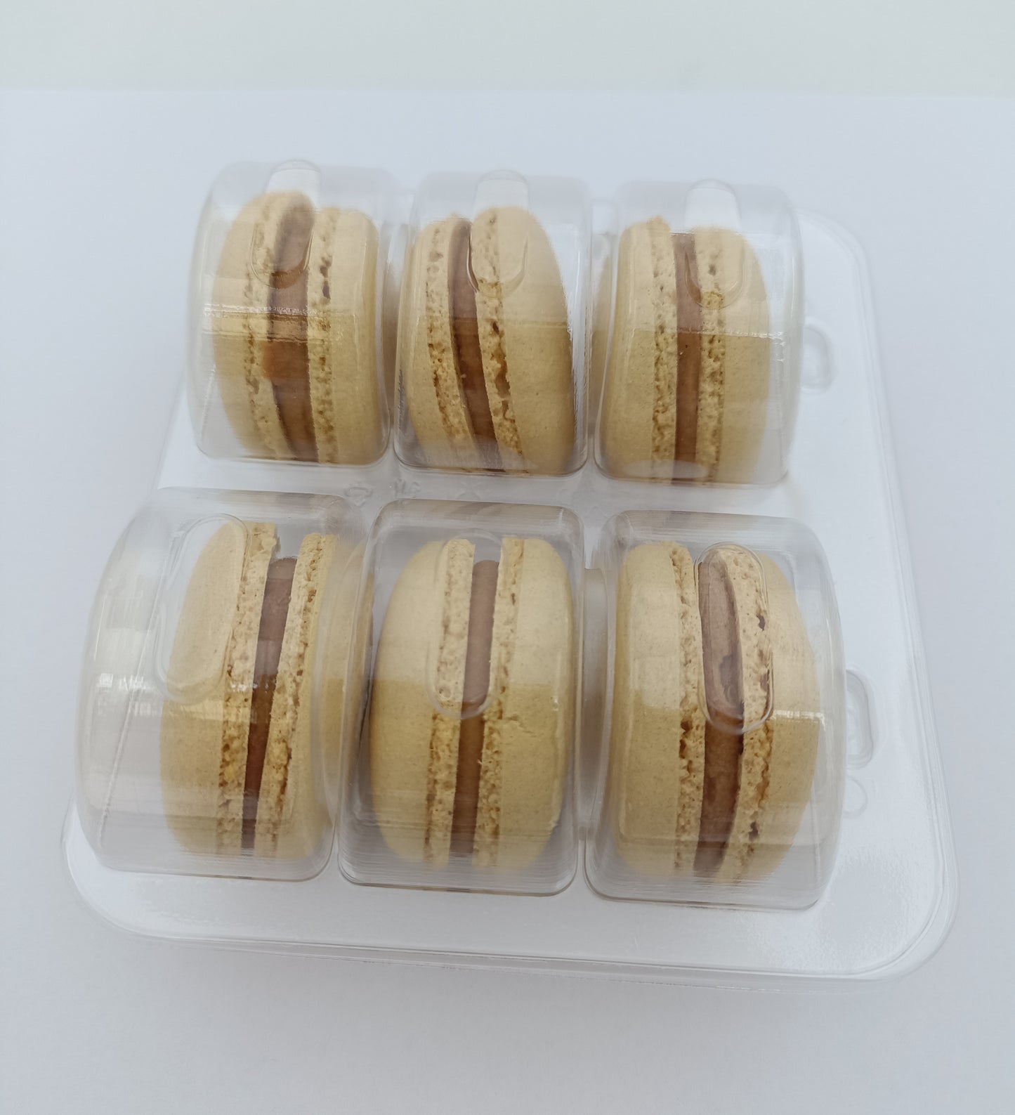 Френски макарон вкус СОЛЕН КАРАМЕЛ 6 броя