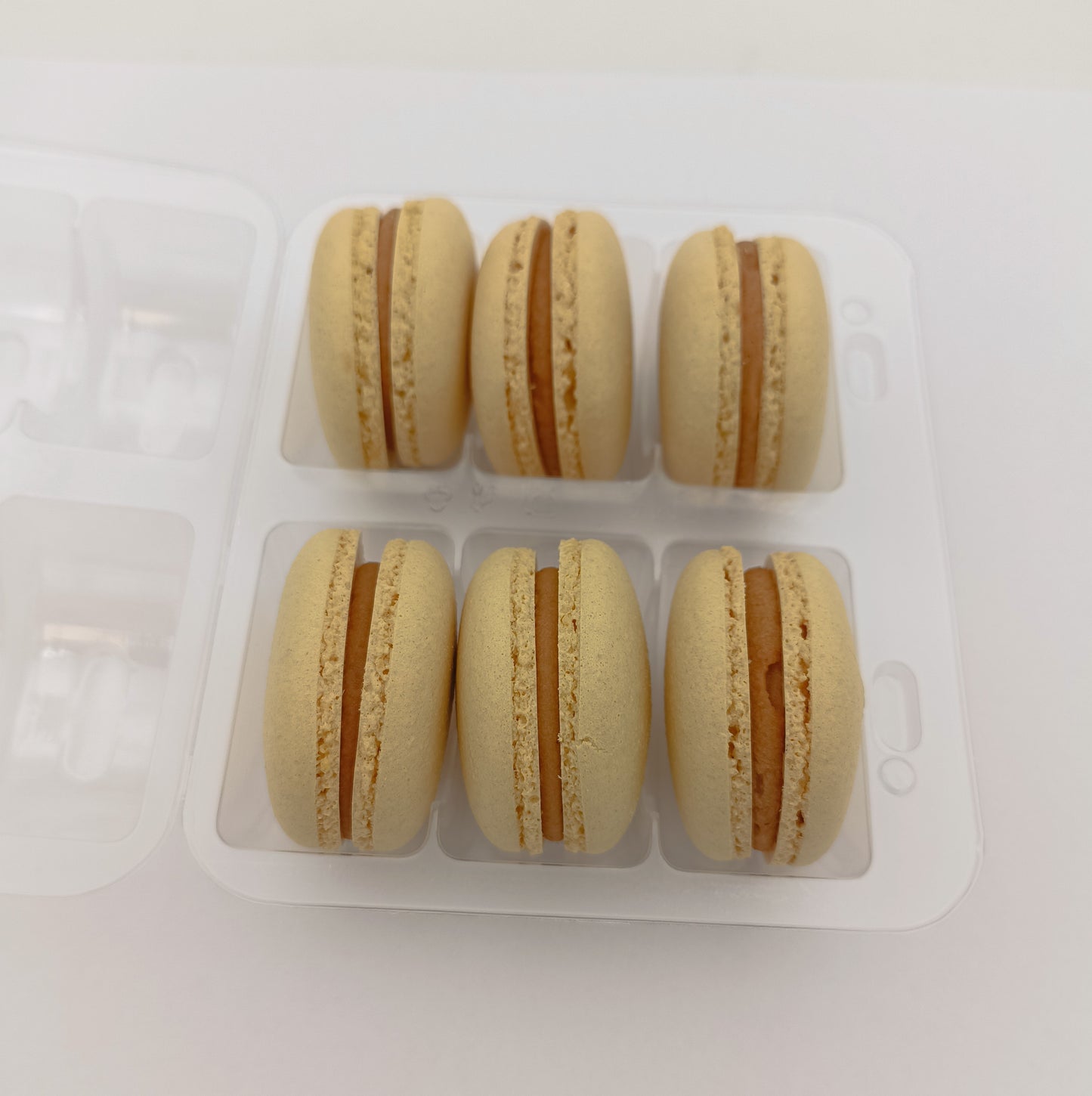 Френски макарон вкус СОЛЕН КАРАМЕЛ 6 броя